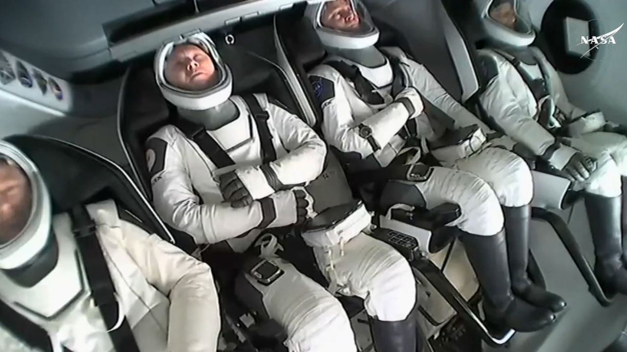 સુનીતા વિલિયમ્સ અને બેરી વિલ્મોર માત્ર 8 દિવસના મિશન પર ઈન્ટરનેશનલ સ્પેસ સ્ટેશન ગયા હતા, પરંતુ બોઈંગ સ્ટારલાઈનરની ખામીને કારણે તેમને નવ મહિના સુધી અવકાશમાં રહેવું પડ્યું હતું.સ્પેસ ડ્રેગન કેપ્સ્યલનું ભાડું જાણી તમે ચોંકી જશો.