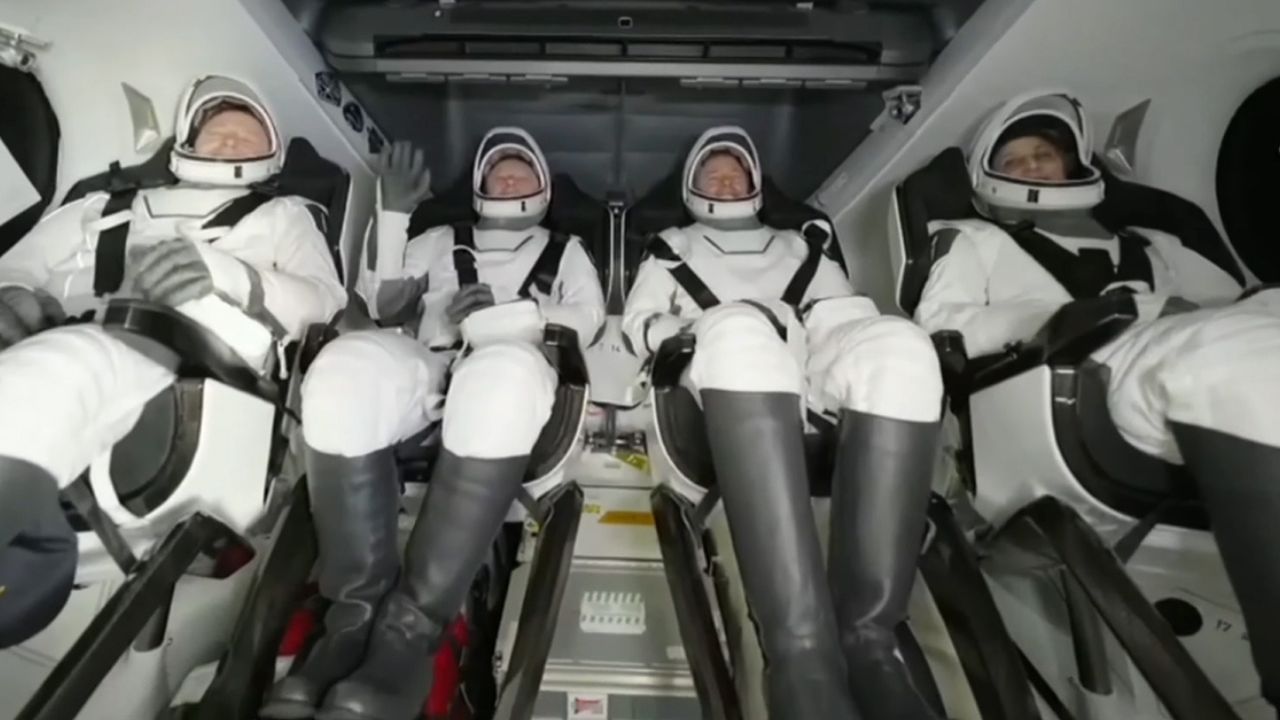 સ્પેસએક્સના ડ્રેગન કેપ્સ્યુલમાં 7 અવકાશયાત્રીઓ માટે બેઠક છે. એક સીટનું ભાડું 55 મિલિયન ડોલર (રૂ. 476 કરોડ) છે.