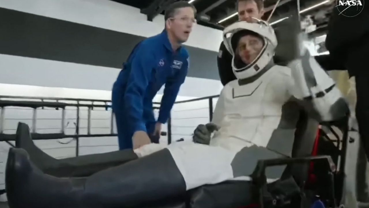 કેપ્સ્યુલમાંથી બહાર આવતા સુનિતા વિલિયમ્સના ચેહરા પર ખુશી જોવા મળી રહી હતી.