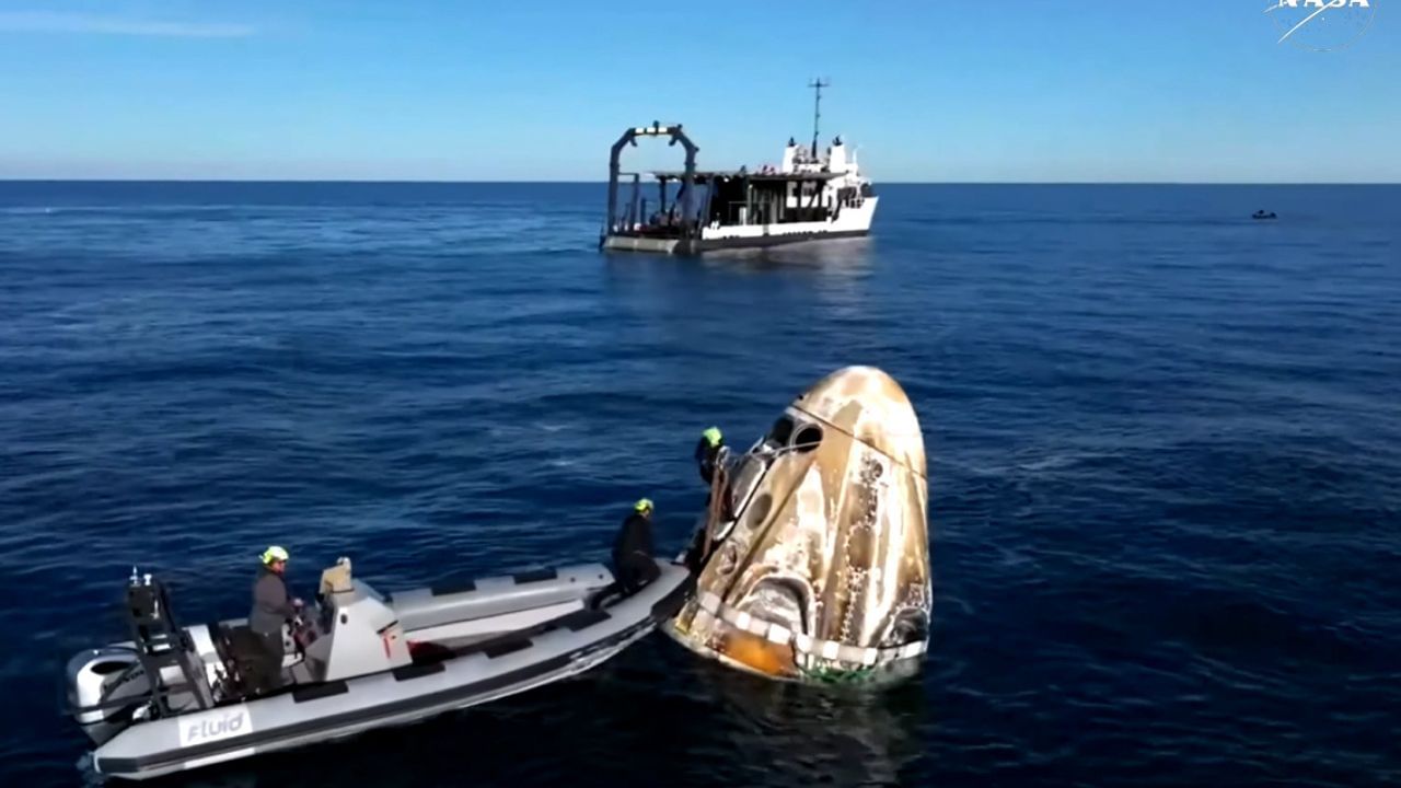 નાસાના અન્ય કર્મચારીઓ સમુદ્રમાં સ્પ્લેશડાઉન પહેલા પરત ફરતા અવકાશયાત્રીઓને લેવા માટે બોટમાં ગયા હતા.