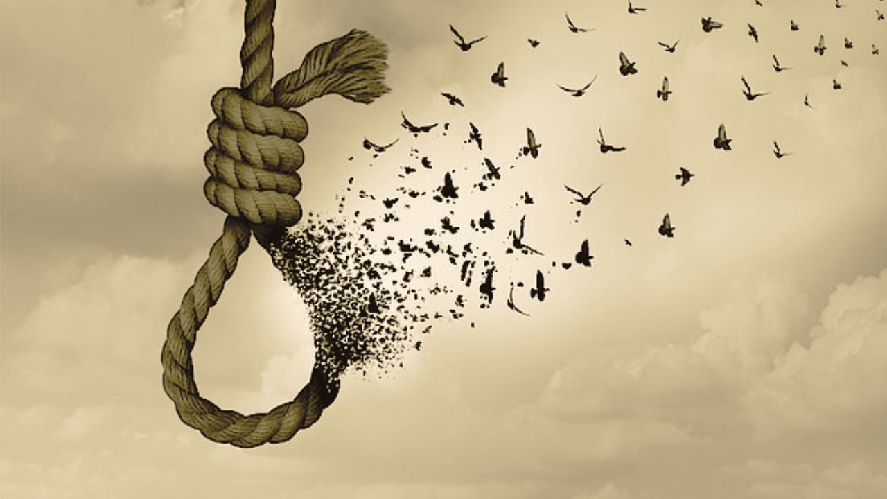 સ્વપ્નમાં પોતાને આત્મહત્યા કરતા જોવું: આત્મહત્યા કરતા જોવું એ એક ડરામણું સ્વપ્ન છે પરંતુ સ્વપ્ન શાસ્ત્ર અનુસાર, આ સ્વપ્ન શુભ માનવામાં આવે છે. આ સ્વપ્ન ઉંમર વધવાના સંકેત દર્શાવે છે.
