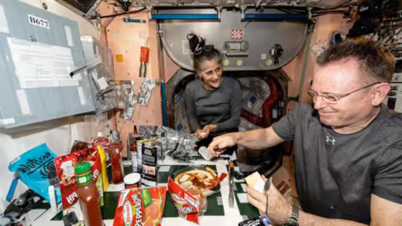 અવકાશમાં શું ખાધું? (Food in ISS)- ગયા વર્ષે 18 નવેમ્બરે ન્યૂયોર્ક પોસ્ટે અહેવાલ આપ્યો હતો કે સુનીતા અને તેના સાથીઓએ સ્પેસ સ્ટેશન (ISS)માં પિઝા, રોસ્ટ ચિકન, શરૂમ કોકટેલ જેવી વસ્તુઓનું સેવન કર્યું હતું. આ સિવાય તેણે નાસ્તામાં પાઉડર મિલ્ક, ટુના જેવી વસ્તુનું સેવન કર્યું . નાસાએ પણ આ તમામ અવકાશયાત્રીઓની કેલરીની વ્યવસ્થા કરવા માટે સંપૂર્ણ વ્યવસ્થા કરી હતી. તમને જણાવી દઈએ કે, 9 સપ્ટેમ્બર, 2024ના રોજ નાસાએ એક તસવીર જાહેર કરી હતી, જેમાં સુનીતા અને તેનો સાથી સ્પેસ સ્ટેશનમાં ખોરાક ખાતા જોવા મળ્યા હતા.