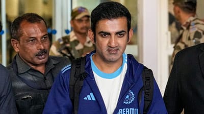 ચેમ્પિયન્સ ટ્રોફી 2025માં ટીમ ઈન્ડિયાની અત્યાર સુધીની સફર અદ્ભુત રહી છે. ભારતીય ટીમે કોઈપણ મેચ હાર્યા વિના ફાઈનલમાં પ્રવેશ કર્યો છે. સેમીફાઈનલમાં ઓસ્ટ્રેલિયાને હરાવતા પહેલા, ટીમ ઈન્ડિયાએ ન્યુઝીલેન્ડ, પાકિસ્તાન અને બાંગ્લાદેશ સામે મોટી જીત નોંધાવી હતી. એકંદરે, ટીમ ઈન્ડિયાએ સમગ્ર ટુર્નામેન્ટમાં પ્રભુત્વ મેળવ્યું છે. આ મજબૂત પ્રદર્શનમાં ખેલાડીઓનો ચોક્કસ ફાળો હતો, પરંતુ ટીમના મુખ્ય કોચ ગૌતમ ગંભીરનો પણ તેમાં મોટો હાથ હતો. ટુર્નામેન્ટ શરૂ થાય તે પહેલા તેણે 4 મોટા નિર્ણયો લીધા, જેના કારણે ભારતની જીત થઈ અને ફાઈનલની ટિકિટ મળી. જોકે, આ નિર્ણયો માટે અગાઉ તેની ઘણી ટીકા થઈ હતી. 