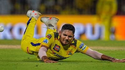 તુષાર દેશપાંડેનો જન્મ 15મે 1995ના રોજ મહારાષ્ટ્રમાં થયો હતો.તુષાર દેશપાંડે જમણા હાથનો મધ્યમ-ફાસ્ટ બોલર અને ડાબા હાથનો બેટ્સમેન છે.