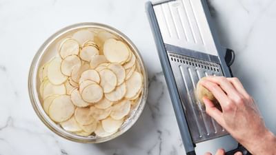 બટાકાની વેફર્સ બનાવવા માટે બટાકા,મીઠું, પાણી સહિતની સામગ્રીની જરુર પડશે. હવે સારી ગુણવત્તાવાળી વેફર્સ બનાવવાના બટાકા લઈ તેને પાણીથી સાફ કરી લો. 