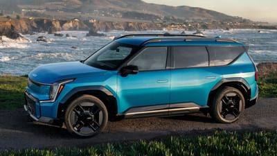 Kia ની લોકપ્રિય MPV કેરેન્સ લોકોને ખૂબ પસંદ આવી રહી છે, કંપનીએ ત્રણ વર્ષમાં આ કારના 2 લાખથી વધુ યુનિટ વેચ્યા છે. આ કારને લોકોનો ઘણો પ્રેમ મળી રહ્યો છે, જેના કારણે કંપની હવે આ કારનું ફેસલિફ્ટ મોડેલ લાવવાની તૈયારી કરી રહી છે. કિયા કેરેન્સ ફેસલિફ્ટ ટેસ્ટિંગ દરમિયાન ઘણી વખત જોવા મળી છે.