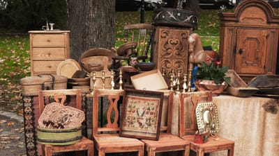 વાસ્તુ શાસ્ત્રમાં બધા ફેરફારો ઉર્જાને ધ્યાનમાં રાખીને કરવામાં આવે છે કારણ કે ઘરની ઉર્જા પરિવારના સભ્યોની ઉર્જા સાથે જોડાયેલી હોય છે. ઘરના ફર્નિચર ખરીદવા અંગે વાસ્તુમાં ઘણા નિયમો છે. ઉદાહરણ તરીકે, મંગળવાર, શનિવાર અને અમાસના દિવસે લાકડાનું ફર્નિચર ખરીદવું જોઈએ નહીં.  ( Credits: Getty Images )