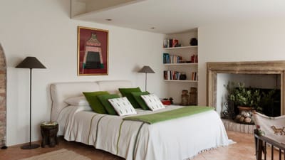 વાસ્તુ શાસ્ત્રમાં, ઉત્તર-પૂર્વ દિશા અથવા ઉત્તર-પૂર્વ ખૂણાનું ખૂબ મહત્વ છે. તેને ઘરની સૌથી શુભ અને શક્તિશાળી દિશા માનવામાં આવે છે. એવું માનવામાં આવે છે કે તે તમારા ઘરમાં સમૃદ્ધિ, શાંતિ અને આધ્યાત્મિક પ્રગતિ સાથે સંકળાયેલું છે. ( Credits: Getty Images )