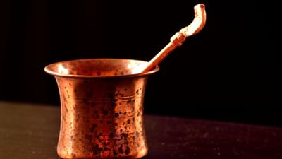 તાંબાને સૂર્ય શક્તિનું પ્રતિક માનવામાં આવે છે. તાંબાના વાસણમાં પાણી પીવાથી આરોગ્યમાં સુધારો થાય છે. ઘરમાં પોઝિટિવ એનર્જી અને સૂર્યદોષ શાંત થાય છે. તાંબાના સિક્કા અથવા મુગટ પૂજાઘરમાં રાખવાથી ધનલક્ષ્મી સ્થીર રહે છે. ( Credits: Getty Images )