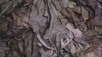 ઘરની સ્વચ્છ રાખવું ઘણી રીતે ખૂબ જ મહત્વપૂર્ણ માનવામાં આવે છે. ઘરની સાફ - સફાઈ સારી રીતે કરવામાં આવે તો ઘરમાં સકારાત્મકતા પણ લાવે છે. કેટલાક લોકો જૂના કપડાં પણ સાફ સફાઈમાં ઉપયોગ લેતા હોય છે. તો વાસ્તુ અનુસાર તે કપડાંનો ઉપયોગ કરવો જોઈએ કે નહીં તે અંગે જાણીશું.