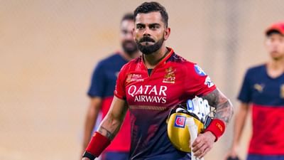 વિરાટ કોહલી IPLના સ્ટાર ખેલાડીઓમાંથી એક છે. આ ટુર્નામેન્ટમાં તેનો મોટો પ્રભાવ રહ્યો છે. જ્યારથી તેણે રોયલ ચેલેન્જર્સ બેંગલુરુ (RCB) માટે ડેબ્યૂ કર્યું છે, ત્યારથી તે ફ્રેન્ચાઈઝી માટે સૌથી મહત્વપૂર્ણ ખેલાડી રહ્યો છે. આ જ કારણ છે કે RCB એ તેને રિલીઝ કર્યો નથી અને વર્ષ-દર-વર્ષે તેનો પગાર વધતો રહ્યો.