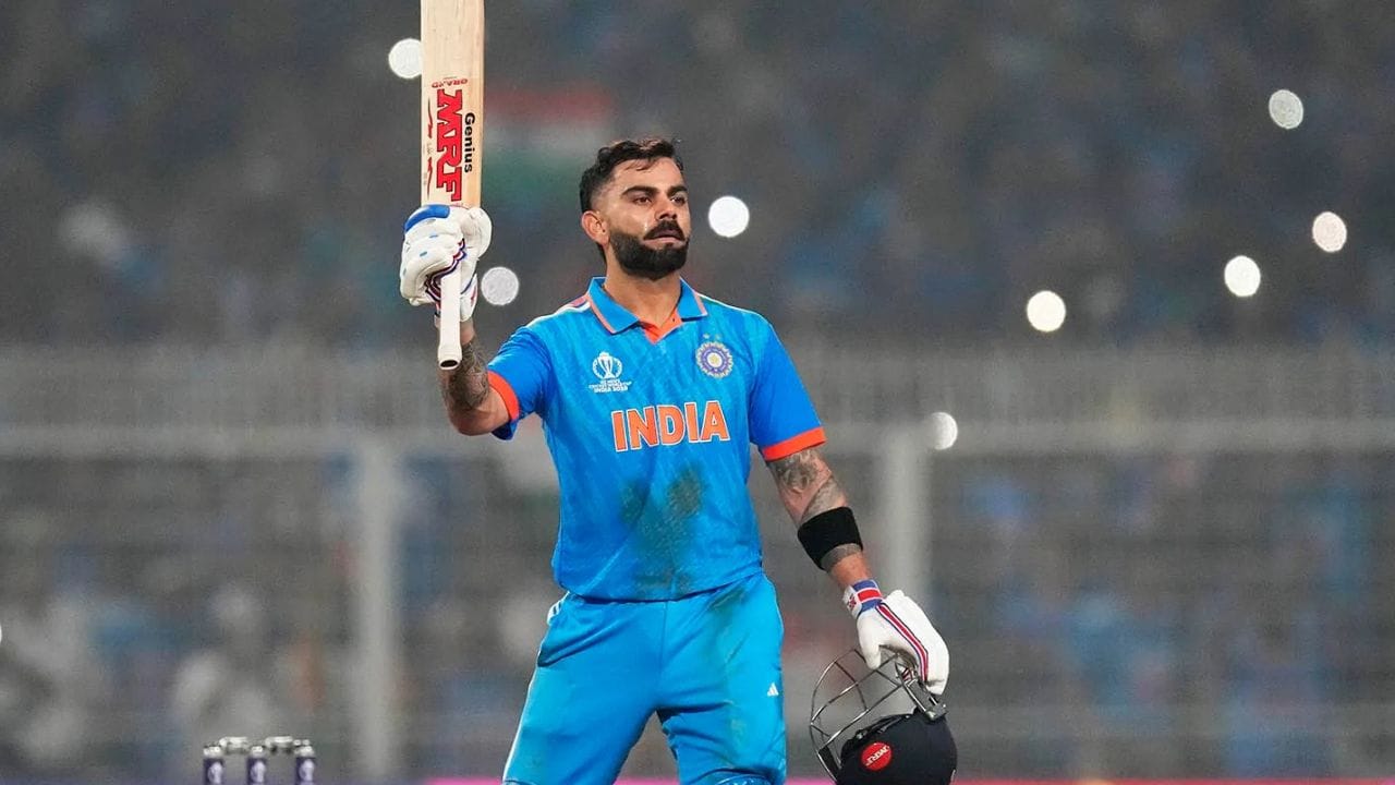 કોહલીએ 300 વનડેની 288 ઈનિંગમાં 58.01ની એવરેજથી 14096 રન બનાવ્યા છે. કોહલીએ વનડેમાં સૌથી વધુ 51 સદી અને 73 અડધી સદી પણ ફટકારી છે. કોહલીએ વનડેમાં 1318 ચોગ્ગા અને 152 છગ્ગા ફટકાર્યા છે.