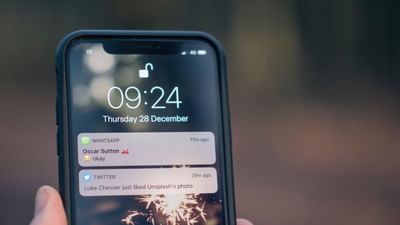 વોટ્સએપ ભારતની લોકપ્રિય ઇન્સ્ટન્ટ મેસેજિંગ એપ્લિકેશન છે. કરોડો લોકો આ એપનો ઉપયોગ કરે છે. તમારી સુવિધા માટે WhatsApp પર ઘણી સુવિધાઓ ઉપલબ્ધ છે. જો કે, કેટલીકવાર આ અનુકૂળ સુવિધાઓ તમને મુશ્કેલીમાં પણ મૂકી શકે છે. આવી જ એક સુવિધા છે WhatsApp મેસેજ નોટિફિકેશનની જેમાં મેસેજ આવ્યો તેની નોટિફિકેશન તો મળે જ છે પણ તે સાથે આખે આખો મેસેજ પણ નોટિફિકેશનમાં ડિસ્પ્લે થઈ જાય છે.