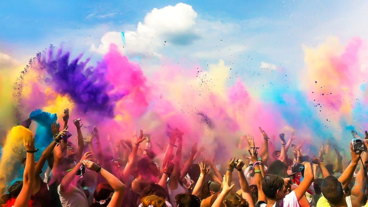 આ બોનસ ટિપ્સ કામમાં આવશે: હોળી રમ્યા પછી હાર્શ શેમ્પૂનો ઉપયોગ કરશો નહીં. વાળ ધોયા પછી તેને સારી રીતે કન્ડિશનર કરો. જો તમારા વાળ ખૂબ જ ફ્રિઝી થઈ ગયા હોય તો એલોવેરા જેલમાં એક પાકેલું કેળું અને દહીં મિક્સ કરીને પેસ્ટ બનાવો અને તેને વાળ પર લગાવો અને 20 થી 25 મિનિટ પછી વાળ ધોઈ લો. આનાથી વાળ નરમ બને છે.
