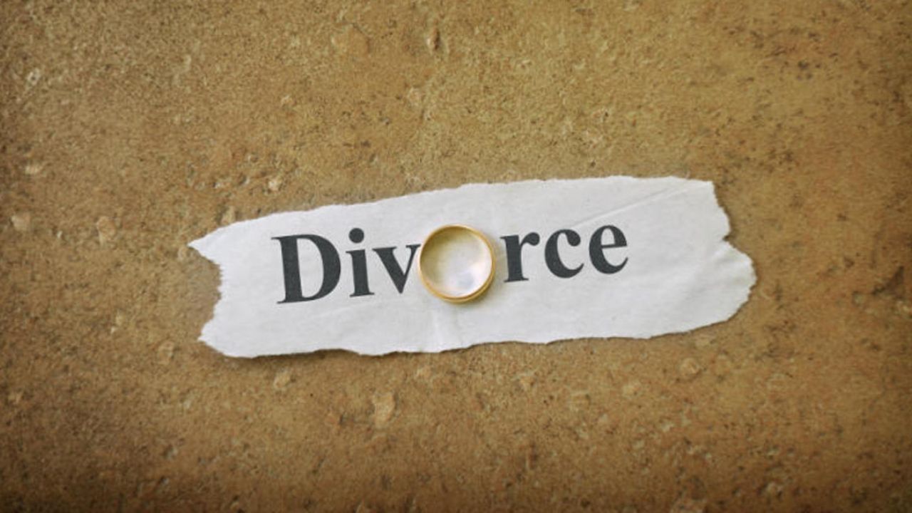 કોર્ટ કેસ(લેન્ડમાર્ક જજમેન્ટ્સ): મનીષ જૈન વિરુદ્ધ આકાંક્ષા જૈન (2017, સુપ્રીમ કોર્ટ): કોર્ટે કહ્યું કે, જો પત્ની નોકરી કરતી હોય અને તે સ્વતંત્ર રીતે જીવી શકે તો તેને ભરણપોષણ આપવાની જરૂર રહેશે નહીં. 
રવિ કુમાર વિરુદ્ધ જુલ્મીદેવી (2010, સુપ્રીમ કોર્ટ): કોર્ટે કહ્યું કે, જો પત્ની તેના પતિ કરતા ઓછી કમાણી કરે છે પરંતુ સ્વતંત્ર રીતે જીવી શકે છે તો તેને ભરણપોષણ મળશે નહીં.
શૈલજા વિરુદ્ધ ખોબ્બન્ના (2017, સુપ્રીમ કોર્ટ): સુપ્રીમ કોર્ટે કહ્યું કે, ફક્ત પત્ની કામ કરતી હોવાથી તેનો અર્થ એ નથી કે તેને ભરણપોષણ નહીં મળે. જો પત્નીની આવક પતિ કરતા ઘણી ઓછી હોય અને તે ગુજરાન ચલાવવા માટે સંઘર્ષ કરી રહી હોય તો તેને ભરણપોષણ મળી શકે છે.
સુનિતા કછવાહા વિરુદ્ધ અનિલ કછવાહા (2014, સુપ્રીમ કોર્ટ): પત્ની પાસે નોકરી હતી પણ તેની આવક ઘણી ઓછી હતી. કોર્ટે કહ્યું કે, પત્ની આર્થિક રીતે નબળી છે તેથી તેને ભરણપોષણ આપવું જોઈએ.
