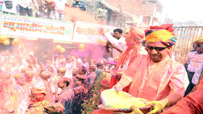 ગોરખપુરમાં હોળીનો તહેવાર ઉજવતા ઉત્તરપ્રદેશના મુખ્ય પ્રધાન યોગી આદિત્યનાથે રાષ્ટ્રીય એકતા ઉપર ભાર મૂક્યો હતો. તેમણે કહ્યું કે, વિશ્વની કોઈ શક્તિ ભારતને વિકસિત રાષ્ટ્ર બનવાથી રોકી શકશે નહીં.