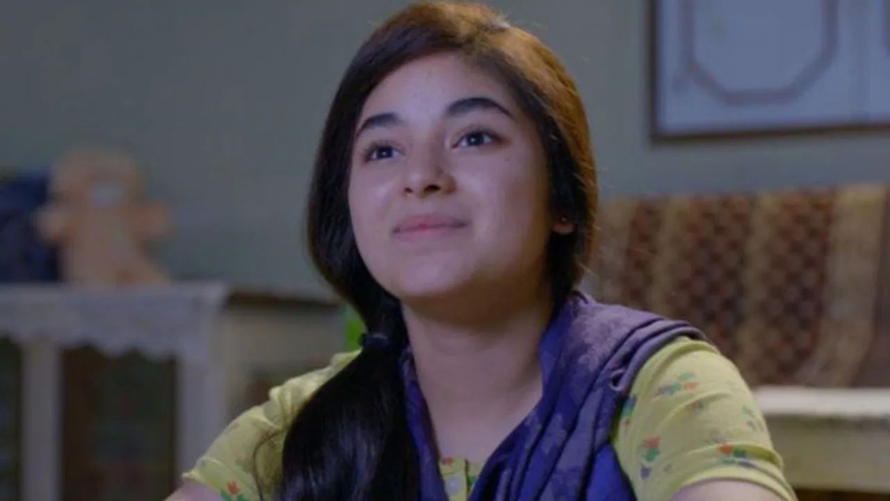 આપણે જે ફિલ્મ વિશે વાત કરી રહ્યા છીએ તેનું નામ 'સિક્રેટ સુપરસ્ટાર' છે, જે વર્ષ 2017 માં રિલીઝ થઈ હતી. તે ફિલ્મમાં ઝાયરા વસીમ મુખ્ય ભૂમિકામાં જોવા મળી હતી. આ ફિલ્મ રિલીઝ થઈ ત્યારે ઝાયરા માત્ર 16 વર્ષની હતી. તેમના અભિનયથી લોકોના દિલ જીતી લીધા.