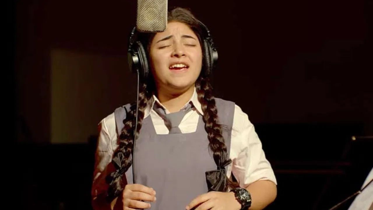 આમિર ખાન પણ ફિલ્મનો ભાગ હતો, પરંતુ તેનું પાત્ર મુખ્ય ભૂમિકામાં નહોતું. ઝાયરાનું પાત્ર વાર્તાનું કેન્દ્રબિંદુ હતું. તેણીએ ઇન્સિયા નામની છોકરીની ભૂમિકા ભજવી હતી, જે ગાયિકા બનવાનું સ્વપ્ન જુએ છે. જોકે, તેના પિતા ગાવાના સખત વિરોધી છે.