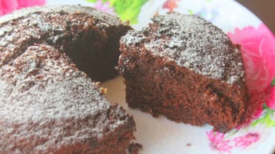 આજે વુમન્સ ડે પર તમે ઘરે જ કેક બનાવી શકો છો. આજે અમે તમને ચોકલેટ કેક કેવી રીતે બનાવી શકાય તેની સરળ રેસિપી જણાવીશું. તમે ઘરે જ બનાવી તમારી મમ્મી, પત્ની, બહેન સહિત મહિલા મિત્રોને પણ સરપ્રાઈઝ આપી શકો છો.