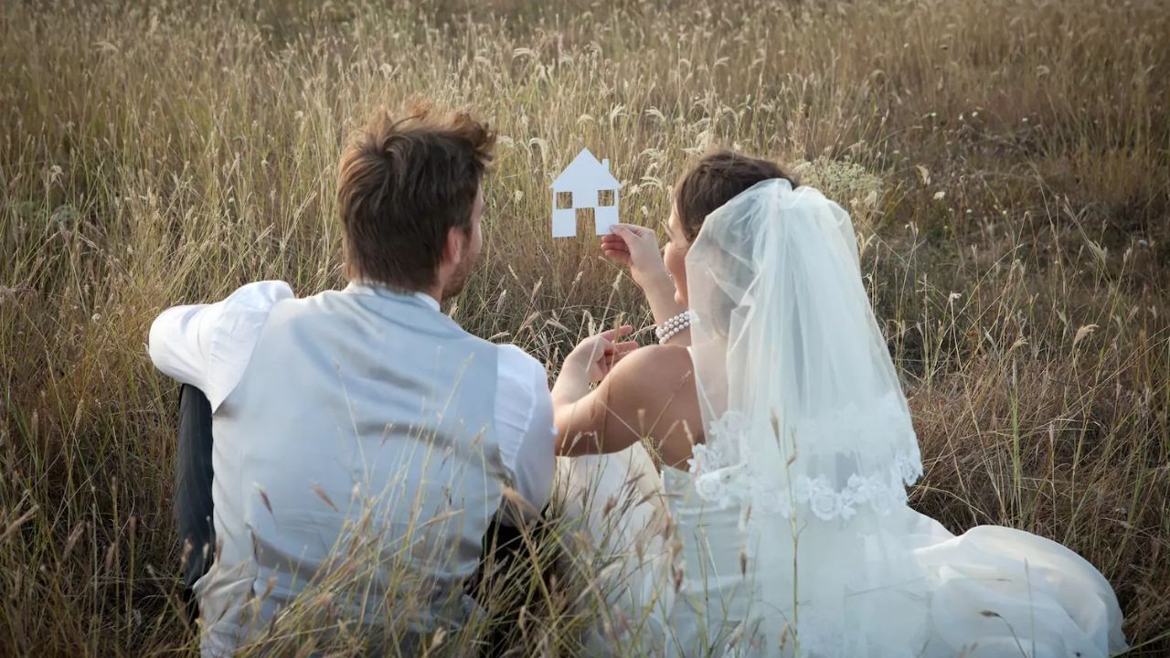 ટૂંક સમયમાં શહેનાઈ વાગશે: સ્વપ્ન શાસ્ત્રમાં કહેવામાં આવ્યું છે કે જો કોઈ વ્યક્તિ સ્વપ્નમાં લગ્નની જાન જુએ છે, તો તે શુભ સંકેત હોઈ શકે છે. આનો અર્થ એ કે તમે ખૂબ જ જલ્દી લગ્ન કરવાના છો. આ સાથે જો કોઈ વ્યક્તિ સ્વપ્નમાં કોઈને પોતાના પ્રેમી તરીકે જુએ છે તો તે પણ એક સંકેત છે કે તમને તમારો ઇચ્છિત જીવનસાથી મળી શકે છે.