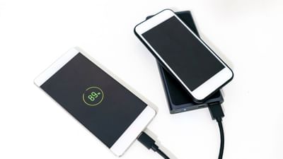 ફાસ્ટ ચાર્જિંગ એ એક એવી ટેકનોલોજી છે જે બેટરીને સામાન્ય ચાર્જિંગ કરતા ઝડપી ચાર્જ કરવાની મંજૂરી આપે છે. તે વધુ વોલ્ટેજ અને વધુ કરંટ સપ્લાય કરીને બેટરીને ઝડપથી ચાર્જ કરે છે. ( Credits: Getty Images )