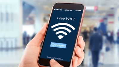 જ્યારે પણ આપણે કોઈપણ મોટા મોલ, શોપિંગ કોમ્પ્લેક્સ, રેલ્વે સ્ટેશન, એરપોર્ટ, હોટેલ વગેરેમાં જઈએ છીએ, ત્યારે આપણને ત્યાં ફ્રી Wi-Fi મળે છે. આ સ્થળોએ તમે તમારા સ્માર્ટફોન, લેપટોપ વગેરેને Wi-Fi સાથે કનેક્ટ કરીને ઇન્ટરનેટનો ઉપયોગ કરી શકો છો. આ પ્રકારના Wi-Fi ઝોનને પબ્લિક Wi-Fi કહેવામાં આવે છે. ત્યારે શું આવા ફ્રી Wi-Fiનો ઉપયોગ કરવો જોઈએ કે નહીં જાણો અહીં