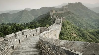 ચીનની મહાન દિવાલની ગણતરી વિશ્વની સાત અજાયબીઓમાં થાય છે. તેને યુનેસ્કોની વર્લ્ડ હેરિટેજ યાદીમાં પણ સામેલ કરવામાં આવ્યું છે. આ દિવાલ વિશ્વભરના પ્રવાસીઓ માટે આકર્ષણનું કેન્દ્ર છે.
