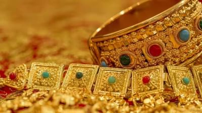 આજે 4 માર્ચ, 2025ના રોજ સોનાના ભાવમાં થોડો યથાવત રહ્યા છે. મંગળવારે દેશના મોટા શહેરોમાં 24 કેરેટ સોનાનો ભાવ 86,600 રૂપિયા અને 22 કેરેટ સોનાનો ભાવ 79,300 રૂપિયાની ઉપર ટ્રેડ થઈ રહ્યો છે. 