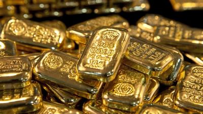 છેલ્લા એક સપ્તાહમાં દેશમાં 24 કેરેટ સોનાની કિંમતમાં 160 રૂપિયાનો વધારો થયો છે. જ્યારે 22 કેરેટ સોનું 100 રૂપિયા મોંઘુ થયું છે. રાજધાની દિલ્હીમાં 24 કેરેટ સોનાની વર્તમાન કિંમત 89980 રૂપિયા પ્રતિ 10 ગ્રામ છે. શુક્રવારે 21 માર્ચે સોનામાં ઘટાડો નોંધાયો હતો. વૈશ્વિક બજારોમાં સોનાના ભાવમાં નબળાઈ અને પ્રોફિટ બુકિંગને કારણે આવું બન્યું છે. ચાલો જાણીએ દેશના 10 મોટા શહેરોમાં 22 કેરેટ અને 24 કેરેટ સોનાની કિંમત શું છે...