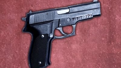 દુનિયાભરના લોકો બંદૂક રાખવાના શોખીન છે. જો તમને પણ બંદૂકનો શોખ છે તો આ સ્ટોરી તમારા માટે છે. ભારતમાં બંદૂકની કિંમત મોટાભાગે તેના પ્રકાર, બ્રાન્ડ અને લાઇસન્સિંગ પ્રક્રિયા પર આધારિત છે. ભારતમાં બંદૂક ખરીદવા માટે તમારે લાયસન્સની જરૂર છે, અને પ્રક્રિયા ઘણી લાંબી અને જટિલ હોઈ શકે છે.