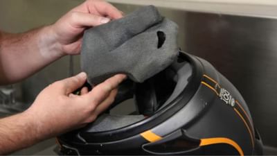 Clean Your Helmet: મેટ્રો સિટી હોય કે નોન-મેટ્રો સિટી, જો તમે બાઇક ચલાવતા હોવ તો હેલ્મેટ પહેરવું જરૂરી છે. હવે ઉનાળાની ઋતુમાં હેલ્મેટ પહેરવું થોડું ભારે લાગે છે. ઉનાળાની ઋતુમાં પરસેવાના કારણે હેલ્મેટ સાફ રાખવું જરૂરી બની જાય છે. આવી સ્થિતિમાં હેલ્મેટને નિયમિતપણે સાફ રાખવું ખૂબ જ જરૂરી છે. સમાન ગંદા અને દુર્ગંધવાળું હેલ્મેટ પહેરવું વાળ અને વાળના મૂળ માટે નુકસાનકારક હોઈ શકે છે. આવી સ્થિતિમાં હેલ્મેટ સાફ કરવી ખૂબ જ જરૂરી છે. જો તમે પણ આ જ સમસ્યાથી પરેશાન છો, તો અહીં અમે તમને જણાવી રહ્યા છીએ કે તમે કેવી રીતે હેલ્મેટ સાફ કરી શકો છો.