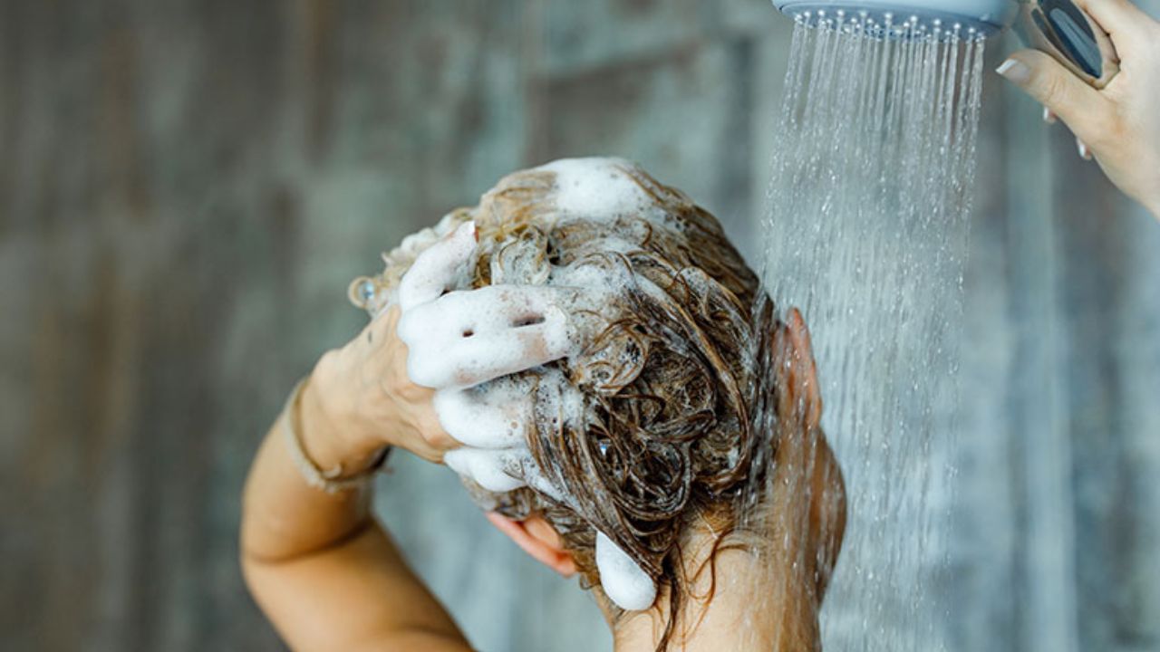 વૈજ્ઞાનિક કારણ: પીરિયડ્સના શરૂઆતના દિવસોમાં વાળ ન ધોવાની પણ સલાહ આપવામાં આવે છે. કારણ કે આ સમય દરમિયાન સ્ત્રીઓના શરીરનું તાપમાન ગરમ રહે છે અને આવી સ્થિતિમાં વાળ ધોવાથી શરીરનું તાપમાન ઝડપથી ઠંડુ થાય છે. આ સમયે માથું ધોવાની મનાઈ છે, જેથી શરીરનું તાપમાન ઝડપથી બદલાતું નથી.