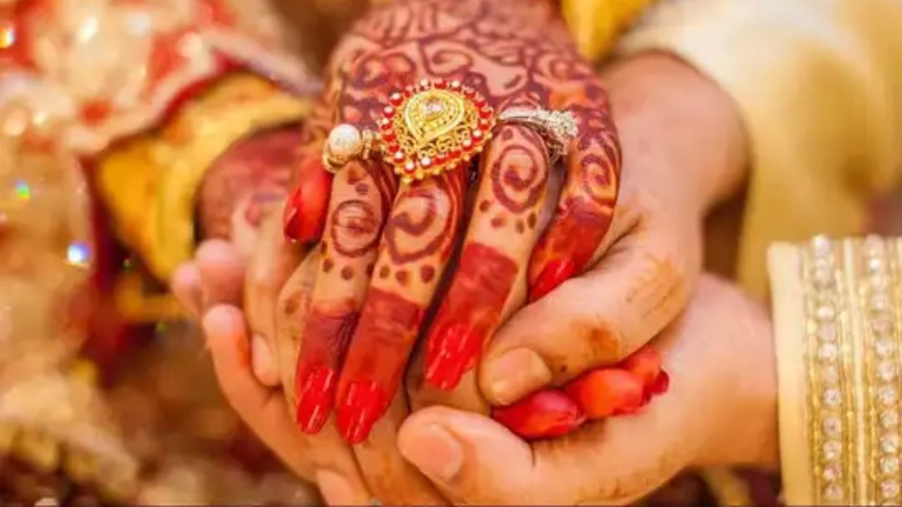 ગોત્ર શું છે?: એક જ કુળમાં લગ્ન ન કરવાનું કારણ જાણતા પહેલા ચાલો પહેલા જાણીએ કે કુળ શું છે. ગોત્રનું વર્ગીકરણ વૈદિક કાળથી અસ્તિત્વમાં આવ્યું છે. ગોત્રમાં સપ્તર્ષિ (7 ઋષિઓ) અંગિરસ, અત્રિ, ગૌતમ, કશ્યપ, ભૃગુ, વસિષ્ઠ અને ભારદ્વાજનો સમાવેશ થાય છે.