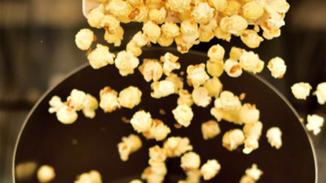 હોલિકા દહન એ ખરાબ પર સારાના વિજયનું પ્રતીક છે. નવા પાકના દાણાને અગ્નિમાં બાળીને લોકો નકારાત્મકતા દૂર કરવા અને સકારાત્મકતાને આવકારવા માટે પ્રાર્થના કરે છે. હોલિકા દહન સમયે, ઘઉં અને ચણા જેવા નવા પાકના કણસલાં અગ્નિમાં નાખવામાં આવે છે. આ આવનારા પાક માટે સારા પાકની ઇચ્છાનું પ્રતીક છે.