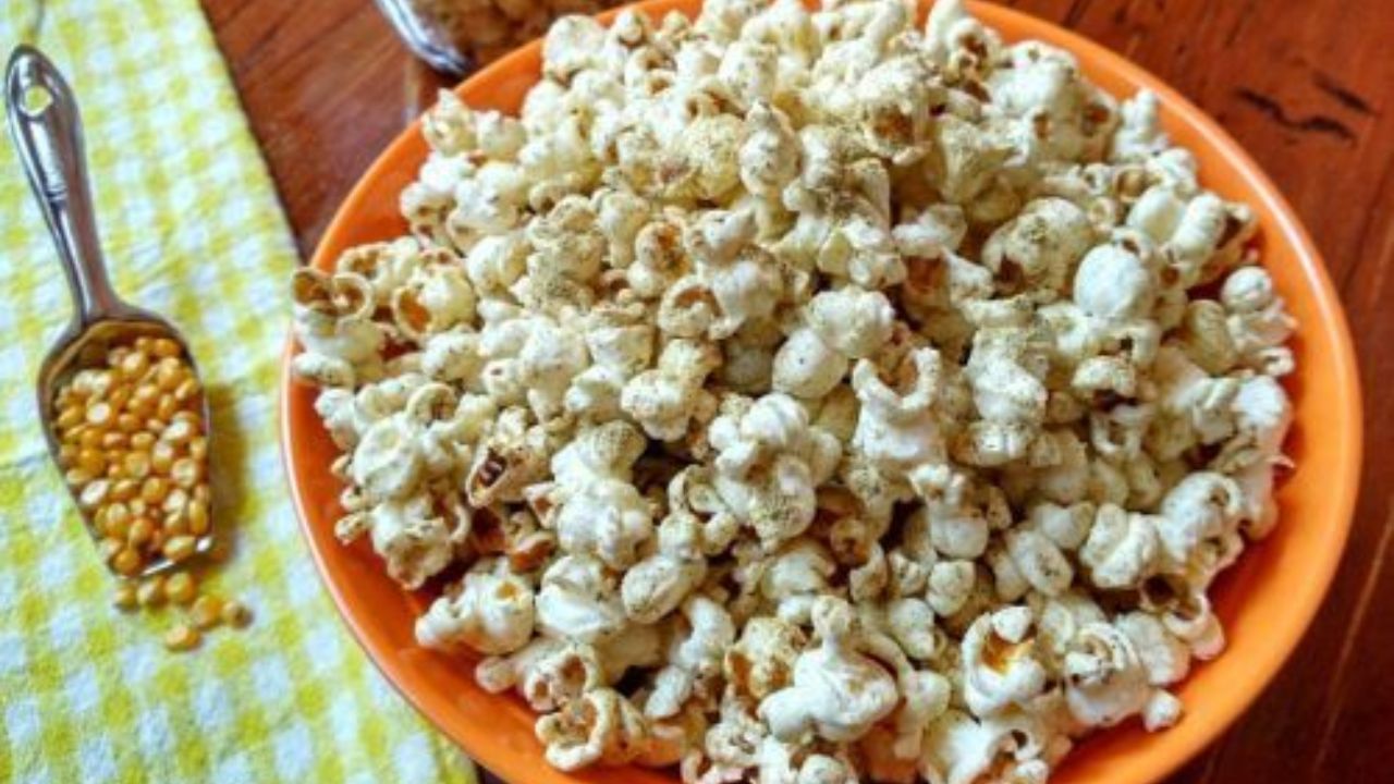 હિન્દુ ધર્મમાં હોલિકા દહન અનિષ્ટ પર સારાના વિજયનું પ્રતીક છે. આ તહેવાર ફાગણ મહિનાની પૂર્ણિમાના દિવસે ઉજવવામાં આવે છે. હોલિકા દહનના દિવસે લોકો લાકડા અને ગાયના છાણનો ઢગલો બનાવીને તેને બાળે છે. લોકો હોલિકાની પૂજા કરે છે અને ભગવાન વિષ્ણુના આશીર્વાદ માંગે છે.