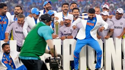 ભારતીય ક્રિકેટ ટીમે ન્યુઝીલેન્ડને હરાવી ત્રીજી વખત ચેમ્પિયન ટ્રોફી જીતી ઈતિહાસ રચ્યો છે. આ શાનદાર જીત સાથે ભારતે 25 વર્ષ જૂની ફાઈનલમાં મળેલી હારનો બદલો લીધો છે. ત્યારે લોકો જાણવા માંગે છે કે, ટીમ ઈન્ડિયા ચેમ્પિયન ટ્રોફી જીત્યા બાદ સફેદ રંગનું બ્લેઝર કેમ પહેરે છે. તો ચાલો જાણીએ.