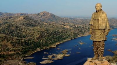 અમદાવાદથી 180 કિમી દૂર આવેલા કેવડિયામાં સ્ટેચ્યુ ઓફ યુનિટી સ્થિત છે. અહીં વિશ્વની સૌથી ઊંચી પ્રતિમાં આવેલી છે.સરદાર વલ્લભભાઈ પટેલની પ્રતિમાની ઊંચાઈ 182 મીટર છે. આ સાથે જ સ્થળ ફરવા માટે ખૂબ જ સુંદર જગ્યા છે.