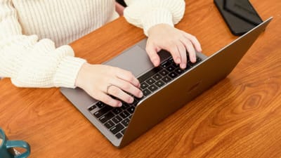 ઓફિસમાં કે ઘરે લેપટોપ પર કામ કરતી વખતે, તમે ઘણી વખત જોયું હશે કે તેના પંખામાંથી અવાજ આવે છે. એવું જરૂરી નથી કે લેપટોપ જૂનું થઈ ગયું હોય, તો જ તેમાં કોઈ ખામી રહી ગઈ હોય. ખરેખર, આ સમસ્યા ગમે ત્યારે થઈ શકે છે. આવી સ્થિતિમાં, જો તમે પણ આ સમસ્યાનો સામનો કરી રહ્યાં છો, તો તમારા માટે તેના પર ધ્યાન આપવું મહત્વપૂર્ણ છે. સારી વાત એ છે કે આ માટે તમારે ક્યાંય બહાર જવાની જરૂર નથી. લેપટોપની આ સમસ્યાને તમે ઘરે બેઠા જ ઠીક કરી શકો છો.