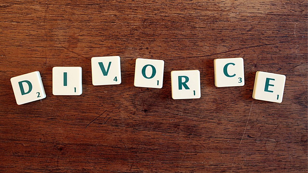 જો પતિ અને પત્ની બંને છૂટાછેડાના નિર્ણય પર મક્કમ હોય, તો 6 મહિનાથી 18 મહિનાની અંદર છૂટાછેડા આપી શકાય છે.હિન્દુ લગ્ન અધિનિયમ, 1955ની કલમ 13બી મુજબ, જો પતિ અને પત્ની બંને સંમત થાય, તો તેઓ લગ્નના 1 વર્ષ પછી છૂટાછેડા માટે અરજી કરી શકે છે.