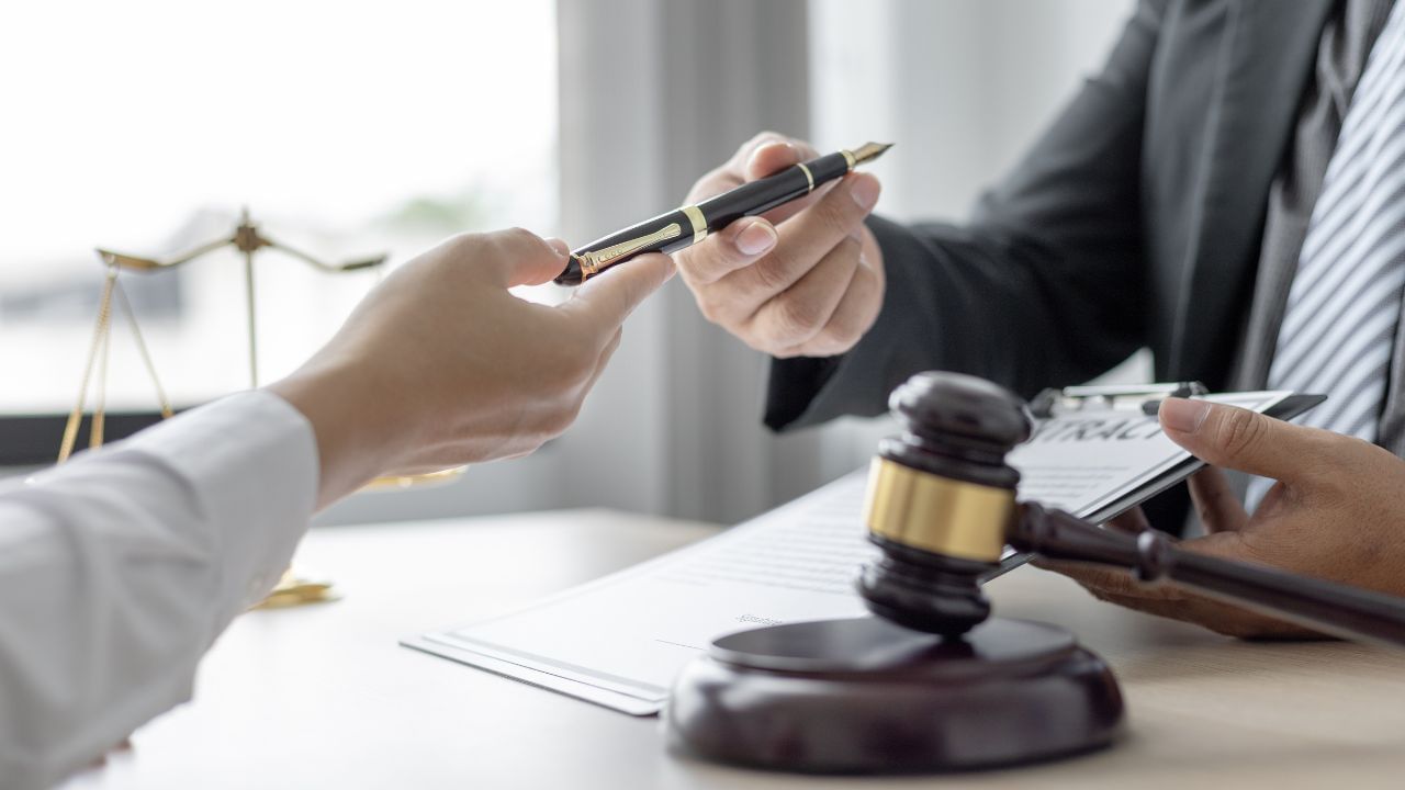  (અહીં આપેલી માહિતી ફક્ત કોર્ટના નિર્ણયો અને કલમોને આધારે આપવામાં આવી છે. તમારે કોઈ કેસ માટે જાણવું હોય તો યોગ્ય વકીલની સલાહ લઈ શકો છો.)(All Image: Symbolic Image)