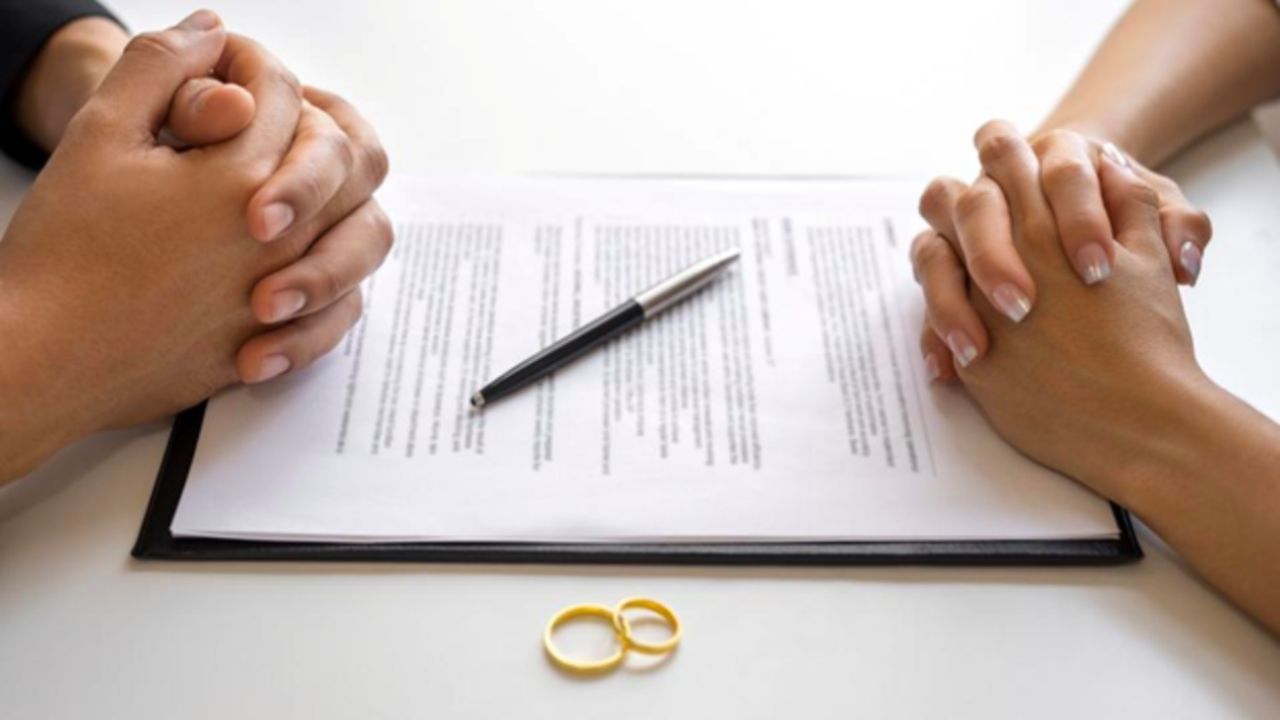 
ભરણપોષણનો નિર્ણય લેતી વખતે કોર્ટ કયા પરિબળો ધ્યાનમાં લે છે?: 
પતિની કુલ આવક – તે નોકરી, વ્યવસાય, મિલકત, રોકાણ વગેરેમાંથી કેટલી કમાણી કરે છે?
પત્નીની કુલ આવક – પત્નીની આવક કેટલી છે? શું તે પૂરતું છે?
પતિ અને પત્નીનું જીવનધોરણ – લગ્નજીવન દરમિયાન બંને કેવા પ્રકારનું જીવન જીવતા હતા?
પતિની જવાબદારીઓ – શું પતિ પર માતા-પિતા, બાળકો કે પરિવારના અન્ય સભ્યો પ્રત્યે જવાબદારી છે?
બાળકોનો કબજો – જો બાળકોનો કબજો પત્ની પાસે હોય, તો તેને વધુ ભરણપોષણ મળી શકે છે.
સ્વાસ્થ્ય સ્થિતિ – જો પત્ની કે પતિ કોઈ રોગથી પીડાતા હોય તો કોર્ટ તેને ધ્યાનમાં લેશે.
