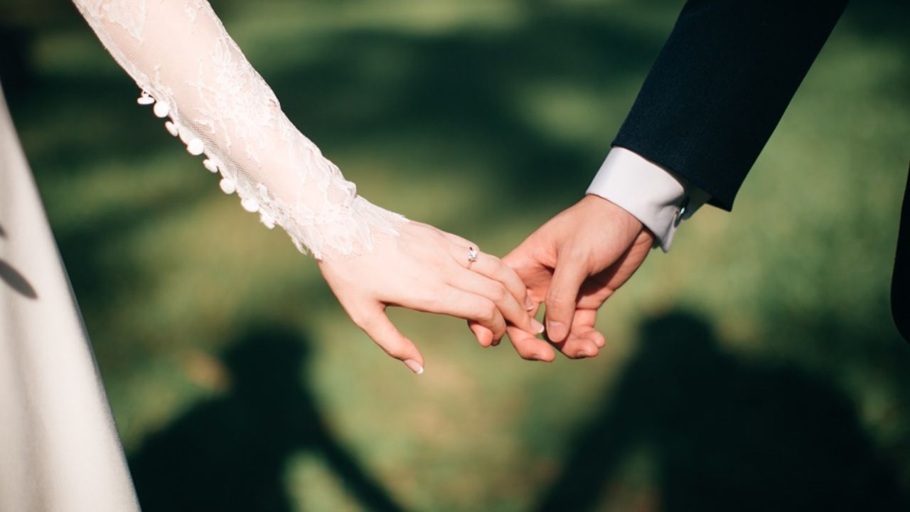 આ સ્વપ્નનો અર્થ શું છે?: જો કોઈ છોકરી સપનામાં કોઈ છોકરાને સાફો પહેરેલો જુએ છે તો આ સ્વપ્ન એ પણ સૂચવે છે કે તમારા લગ્ન ટૂંક સમયમાં થઈ શકે છે. બીજી બાજુ જો કોઈ છોકરો પોતાને સાફો પહેરેલો જુએ છે તો તેનો અર્થ એ પણ છે કે તે ટૂંક સમયમાં લગ્ન કરવાનો છે.