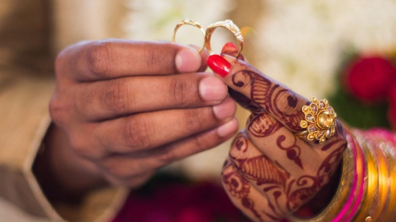 મનપસંદ જીવનસાથી મળશે: જો તમે સ્વપ્નમાં પોતાને તમારા પ્રેમી સાથે ફરતા જુઓ છો તો આ સ્વપ્ન એ પણ સૂચવે છે કે તમને ટૂંક સમયમાં લગ્ન કરવાની તક મળશે. આ સ્વપ્નનો એક અર્થ એ છે કે તમે તમારી પસંદગીની વ્યક્તિ સાથે લગ્ન કરી શકો છો.