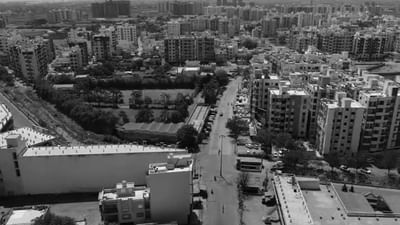 મોરબી નામ તેના સ્થાપક શાસકોના નામ સાથે જોડાયેલું માનવામાં આવે છે. ઐતિહાસિક રીતે આ પ્રદેશને "મોરબી" અથવા "મોરવી" કહેવામાં આવતું હતું, જે સ્થાનિક મોર અને રાજવંશ પરંપરાઓ સાથે સંકળાયેલું હતું.