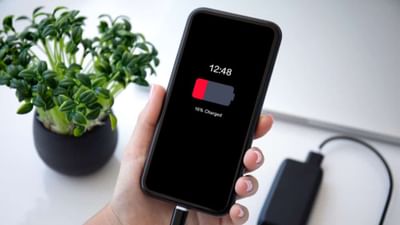 ફોન આપણા જીવનનો એવો હિસ્સો બની ગયો છે કે તેને થોડા સમય માટે પણ દૂર રાખવો ખૂબ જ મુશ્કેલ બની જાય છે. આમ છતાં ફોનની બેટરી ઉતરી જાય એટલે તેને ચાર્જમાં રાખવો પડે છે પણ થોડા સમય પણ આપડે ફોનની દૂર કે ફોન વગર રહી શકતા નથી. પણ જો તમે તમારા સ્માર્ટફોનને ચાર્જ પર લગાવો તો ફોન પણ ચાર્જ થઈ જાય છે, પરંતુ પછી સમસ્યા ત્યારે સર્જાય છે, જ્યારે ફોનની બેટરી થોડી જ વારમાં ઉતરી જાય.