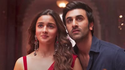 રણબીર કપૂર તેના નાના પરિવાર સાથે સુખી જીવન માણી રહ્યો છે. તેના પરિવારમાં તેની પત્ની આલિયા ભટ્ટ, પુત્રી રાહા અને તેની માતા નીતુ કપૂરનો છે. અભિનેતાએ એપ્રિલ 2022માં આલિયા ભટ્ટ સાથે લગ્ન કર્યા હતા. તે જ વર્ષે દંપતીએ પુત્રી રાહાનું પણ સ્વાગત કર્યું. પરંતુ, શું તમે જાણો છો કે આલિયા ભટ્ટ રણબીર કપૂરની પહેલી પત્ની નથી? હાલમાં જ રણબીરે આ અંગે ચોંકાવનારો ખુલાસો કર્યો છે. રણબીરે પોતે જાતે કહ્યું છે કે આલિયા તેની પહેલી પત્ની નથી.