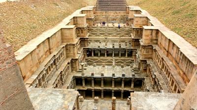 પાટણમાં કેટલાક પ્રસિદ્ધ સ્થળો આવેલા છે. પાટણમાં આવેલી રાણીની વાવ પ્રાચીન વાવ છે. ભારતમાં આવેલી સૌથી સુંદર વાવમાંથી એક વાવ છે. આ વાવના સ્તંભ પર દેવી દેવતાઓની મૂર્તિઓ બનાવવામાં આવેલી છે. આ વાવને જોવા માટે પણ લોકો દૂર દૂરથી આવતા હોય છે.