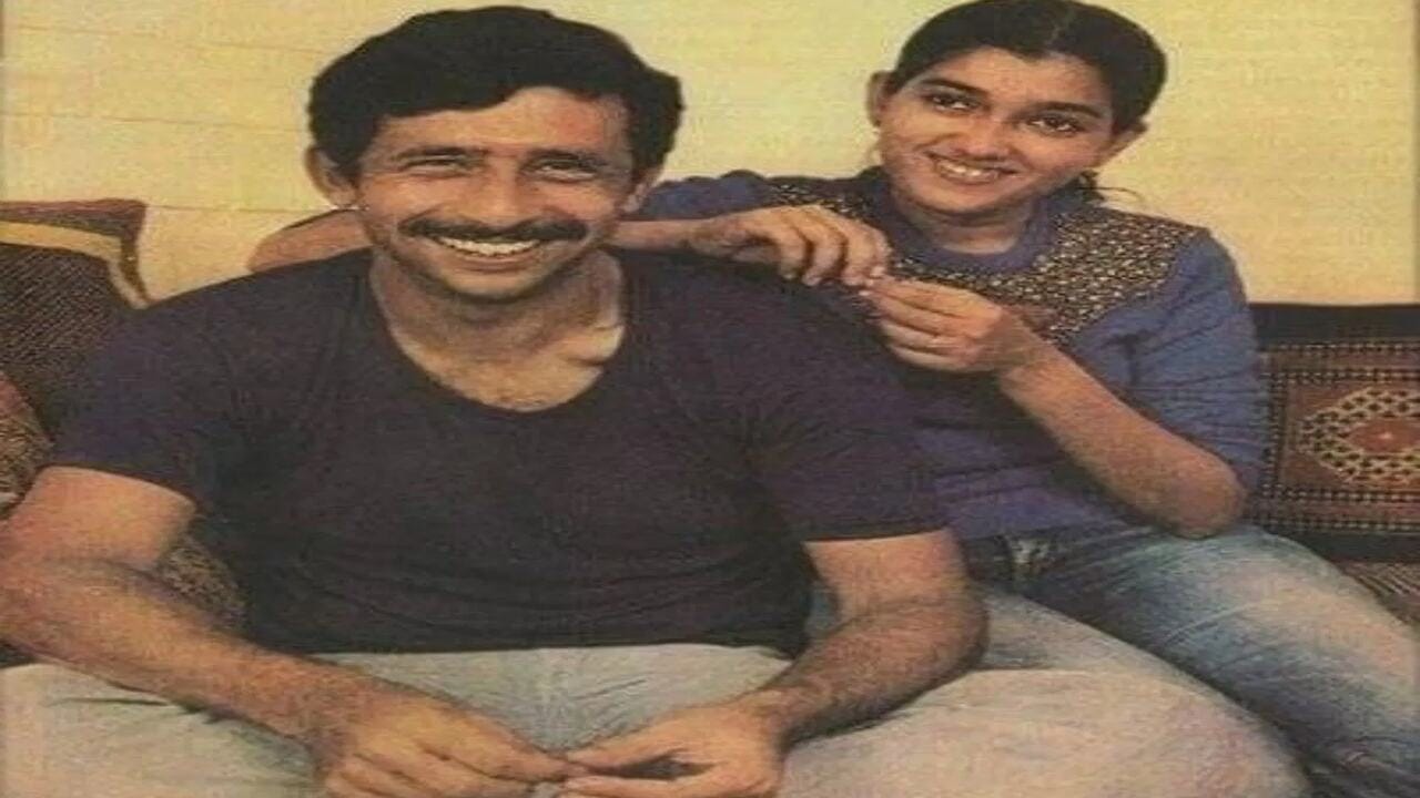 જો કે, બંનેની મિત્રતા ધીમે ધીમે પ્રેમમાં ફેરવાઈ. પરંતુ તે સમયે નસીરનું પહેલું લગ્ન ભંગાણના આરે હતું અને તેની એક પુત્રી પણ હતી. જો કે, અભિનેતાનું પ્રથમ લગ્ન સફળ ન હતું. રત્નાએ જાહેર કર્યું હતું કે જ્યારે નસીર મળ્યો ત્યારે તે તેની પહેલી પત્નીથી અલગ રહેતો હતો.