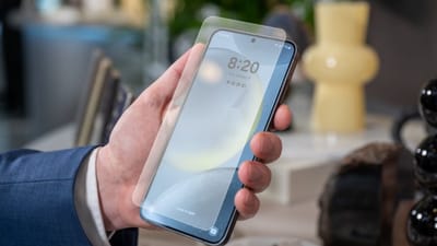 ડિજિટલ યુગમાં, હવે દરેક વ્યક્તિ ટચ સ્ક્રીન સ્માર્ટફોનનો ઉપયોગ કરે છે. સ્માર્ટફોનમાં તમે ટચ દ્વારા તમામ પ્રકારના ફંક્શન એક્સેસ કરી શકો છો. જો કે, ઘણી વખત લોકો સ્ક્રીન સુરક્ષા માટે તેમના ફોનમાં સ્ક્રીન ગાર્ડ કે ટફન લગાવડાવે છે. સ્ક્રીન ગાર્ડ લગાવ્યા પછી, ઘણા યુઝર્સ ફોનમાં યોગ્ય રીતે ટચ ના થવાની ફરીયાદ કરે છે. જો તમારી સાથે પણ આમ થતુ હોય તો આટલુ કરી લેજો