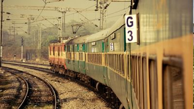 જો ટ્રેન 3 કલાકથી વધુ મોડી પડે, તો મુસાફરે IRCTC વેબસાઇટ અથવા મોબાઇલ એપ્લિકેશન પર TDR (ટિકિટ ડિપોઝિટ રસીદ) ફાઇલ કરવાની રહેશે.TDR ફાઇલ કર્યા પછી, રેલવે રિફંડ પ્રક્રિયા શરૂ કરશે.મુસાફરને જે બેંક ખાતા/વોલેટ દ્વારા ટિકિટ બુક કરવામાં આવી હતી તેમાં સંપૂર્ણ રિફંડ જમા કરવામાં આવશે.  ( Credits: Getty Images )